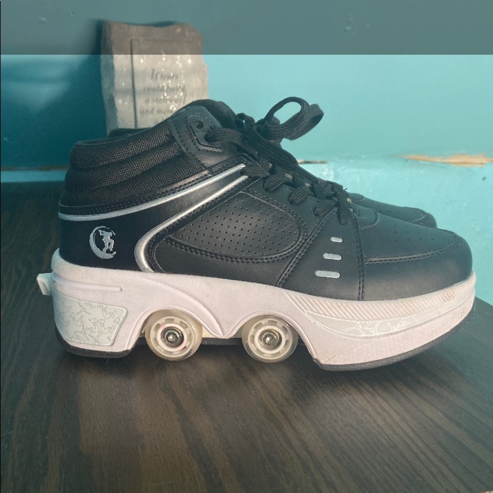 Women’s/Men’s Sneakers/ Retractable Roller Skates